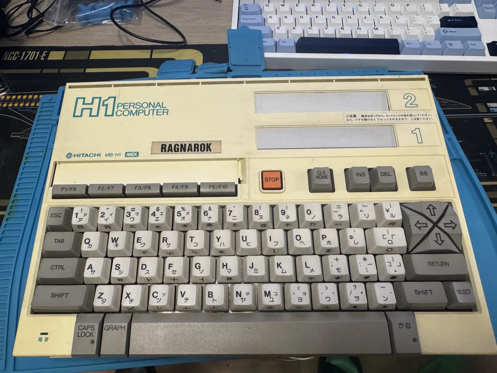 Hitachi MB-H1, ordenador MSX1 japones con el logo H1, recien llegado al taller