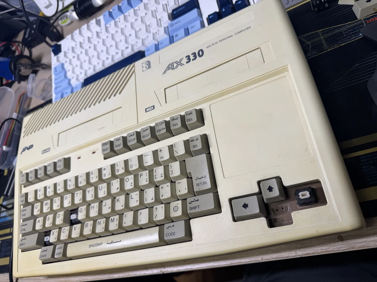 Teclado del Sakhr AX-330 con varias teclas retiradas mostrando los switches
