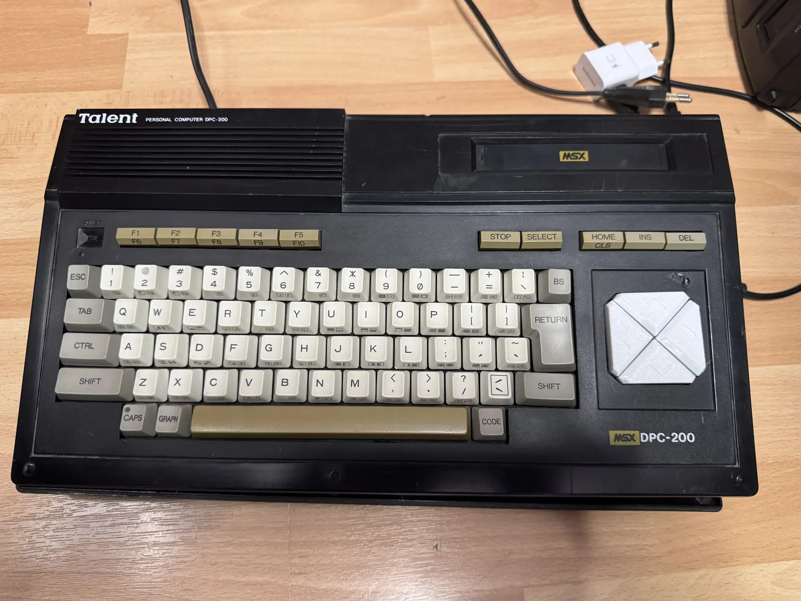 Talent DPC-200, ordenador MSX1 argentino, vista superior del teclado con el logo Talent