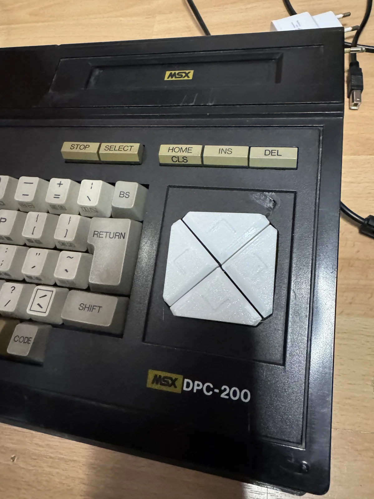 Detalle del Talent DPC-200 con las teclas de cursor nuevas impresas en 3D