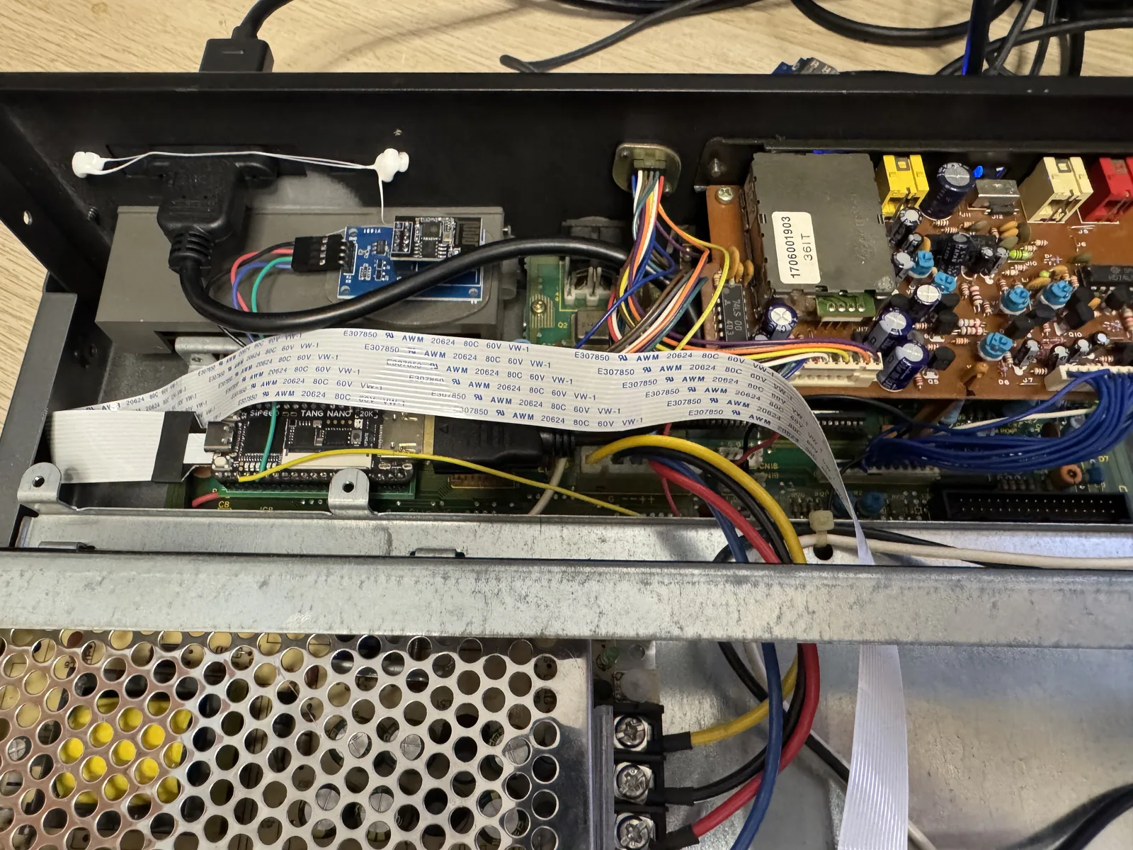 Interior del Toshiba HX-34 reparado: Goa'uld, modulo WiFi y fuente de alimentacion nueva
