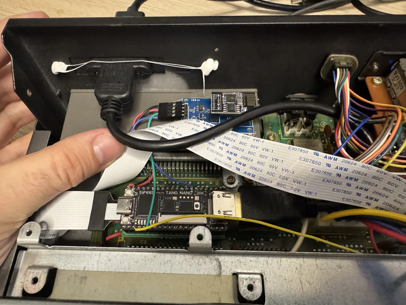 Goa'uld (Tang Nano 20K) con salida HDMI y modulo WiFi ESP-01 instalados en el Toshiba HX-34