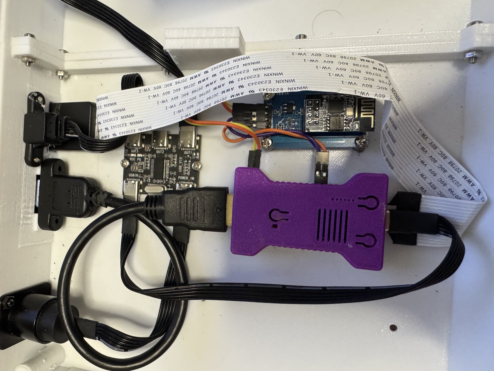 Interior de un MSXnano v1.8 con la Tang Nano 20K, el adaptador HDMI y el módulo WiFi ESP-01