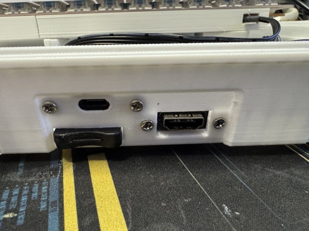Panel trasero del MSXnano con puertos micro-USB, tarjeta SD y HDMI