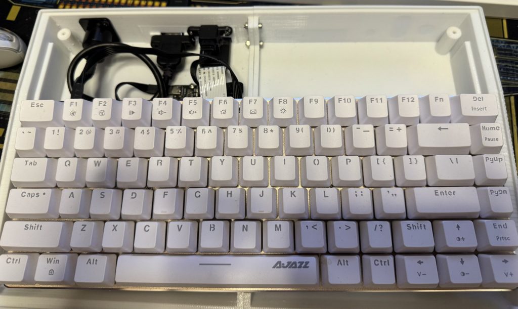 Teclado mecanico del MSXnano visto desde dentro de la caja abierta