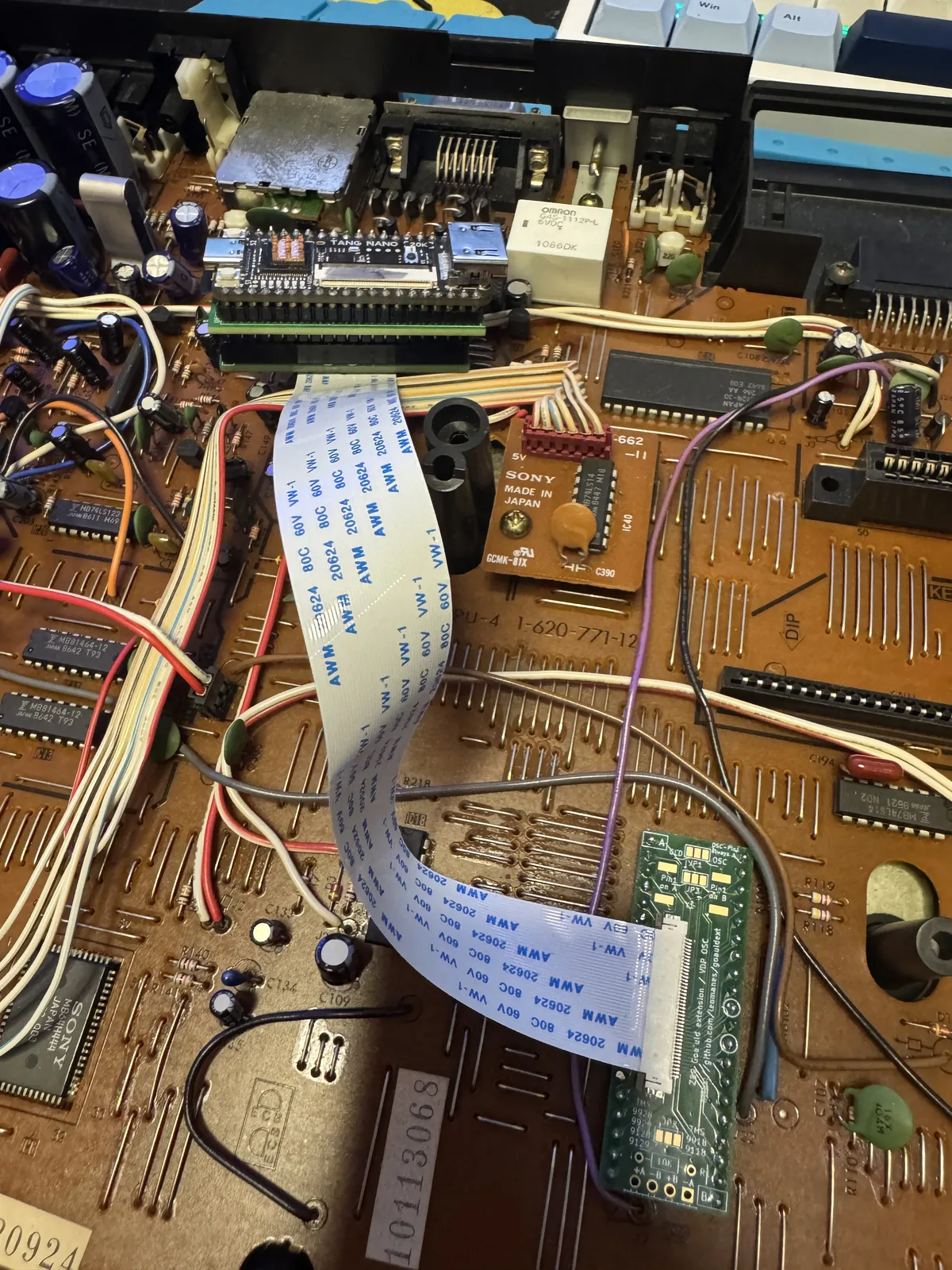 Placa FPGA Goa'uld (Tang Nano 20K) instalada en el zócalo del Z80 de un Sony HB-F1