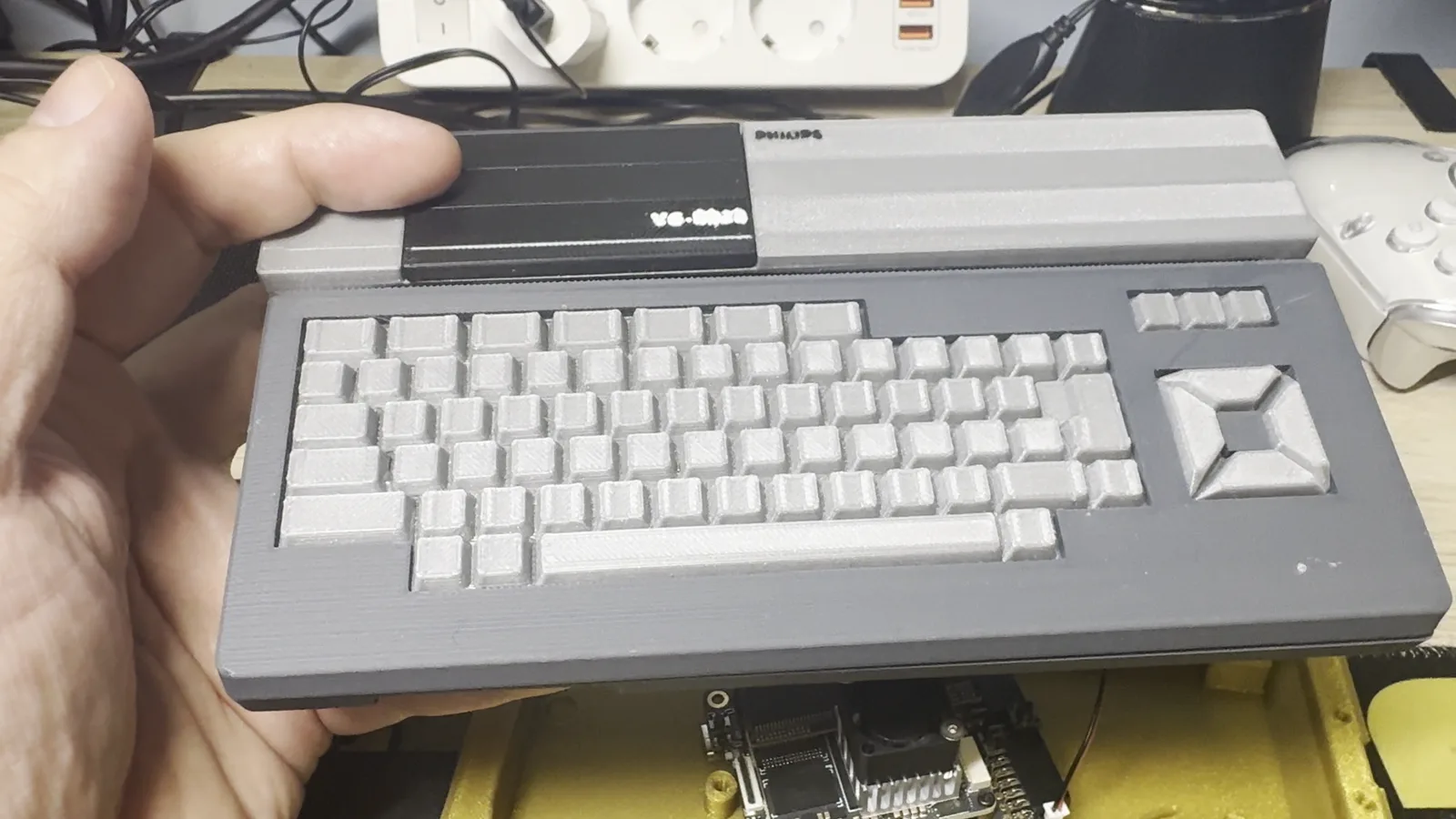 MSXimus: carcasa impresa en 3D con teclado formato Philips VG-8020