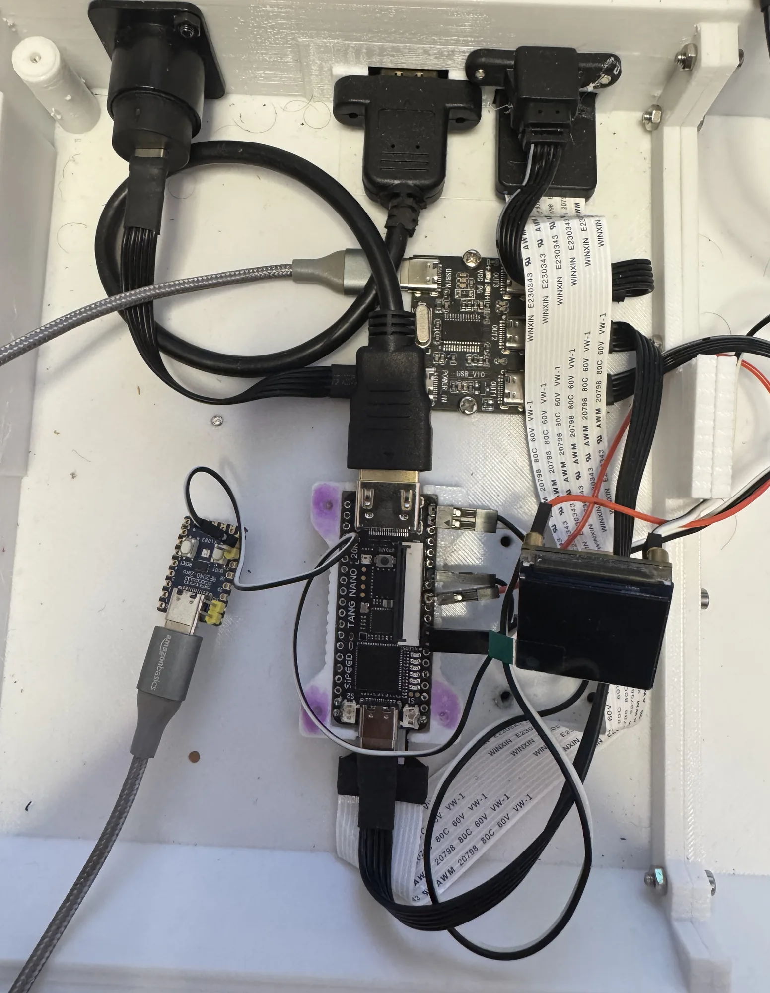 Interior del MSXnano v2.0: Tang Nano 20K, RP2040-Zero del teclado USB, modulo ESP32-C6 con pantalla, hub USB y adaptador HDMI