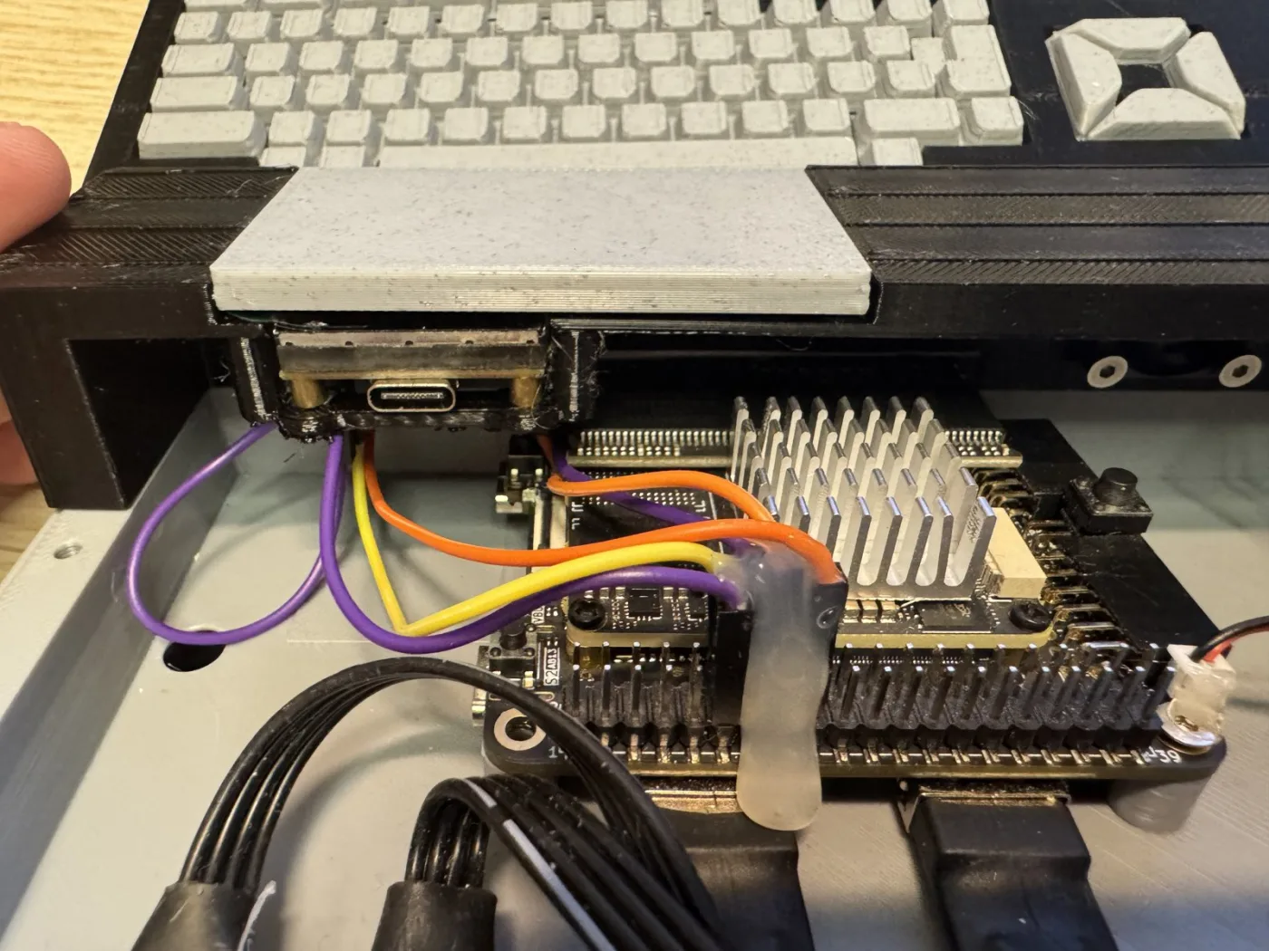El ESP32-C6 en la bahía de la carcasa del MSXimus, con su cableado al conector J10