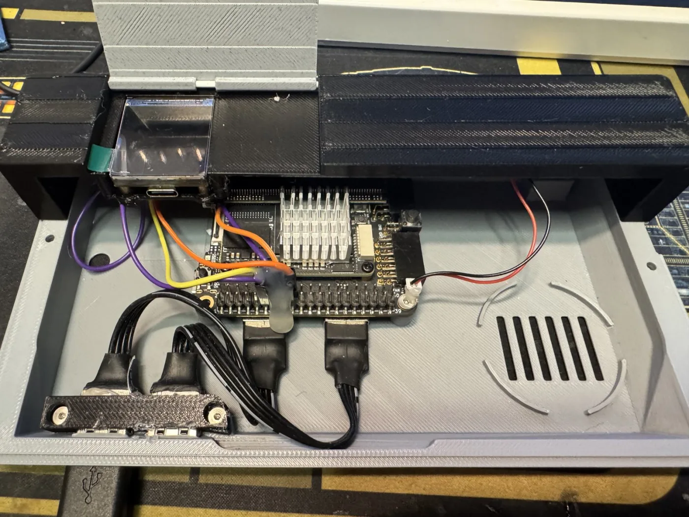 Interior del MSXimus: la Tang Console 60K con su disipador y el ESP32-C6 con pantalla en su bahía