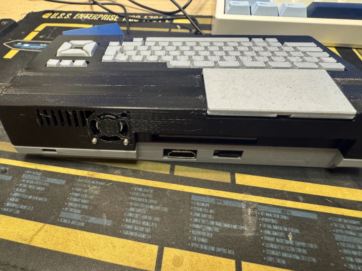 Trasera de la carcasa del MSXimus: ventilador, HDMI, USB y microSD