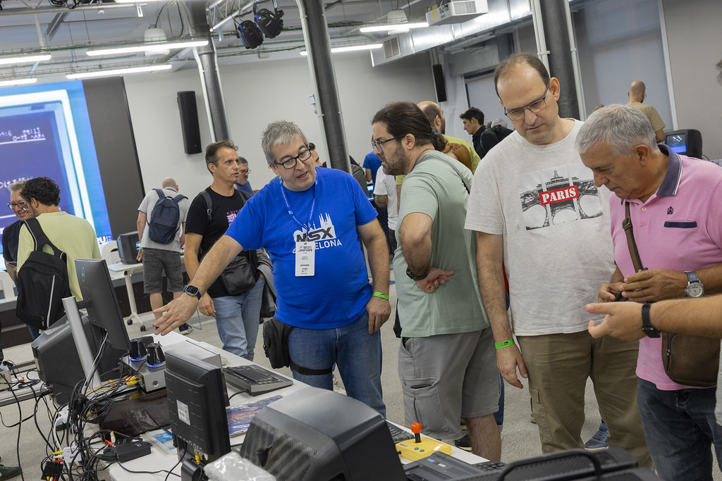 Stand de MSX Barcelona con ordenadores MSX japoneses en RU Japan 2026, UOC